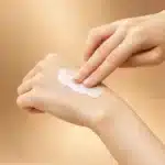 آمپول ضد آفتاب پروبیو سیکا سنتلا اسکین 1004 در بسته‌بندی تیره با طراحی تیوبی