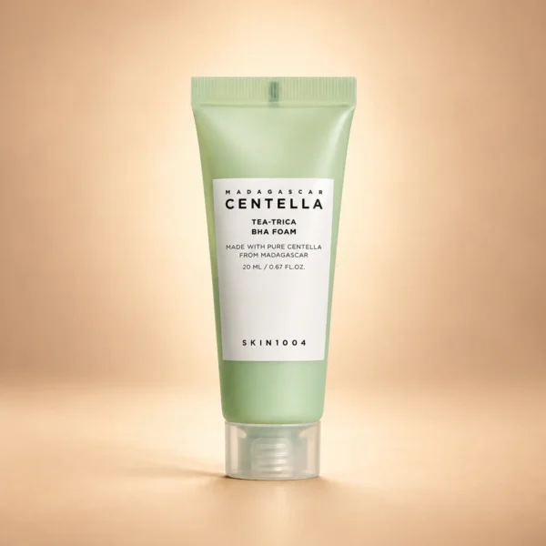 تصویر چهار محصول پک مسافرتی SKIN1004 Madagascar Centella Tea-Trica شامل آمپول، فوم شستشو، کرم B5 و تونر روی پس‌زمینه سفید