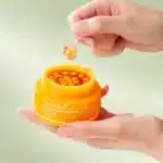 نمای نزدیک بافت کرمی و کپسول‌های ویتامینه Medicube Kojic Acid Turmeric Vita Capsule Cream