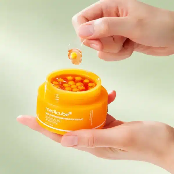 نمای نزدیک بافت کرمی و کپسول‌های ویتامینه Medicube Kojic Acid Turmeric Vita Capsule Cream