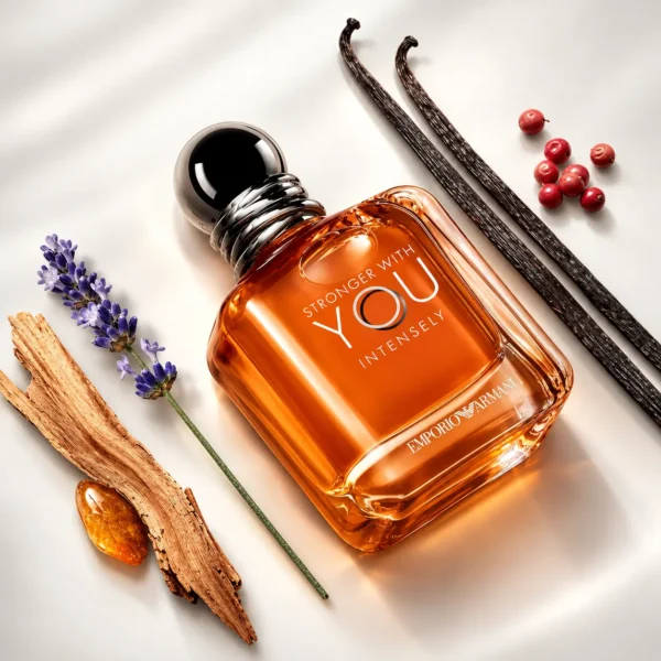 عطر مردانه استرانگر ویت یو اینتنسلی با رایحه وانیل و شاه بلوط