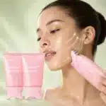 کرم ضدچروک و لیفتینگ گردن گوآشا PDRN و کلاژن مدی کیوب با بسته‌بندی صورتی و سری گوآشا در قسمت پایین محصول