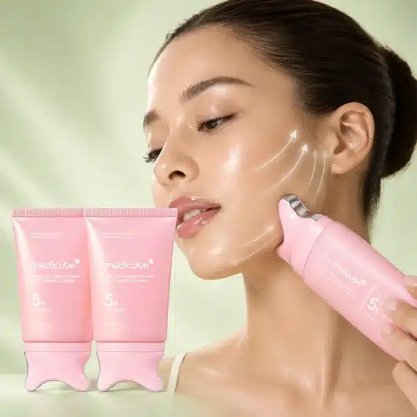 کرم ضدچروک و لیفتینگ گردن گوآشا PDRN و کلاژن مدی کیوب با بسته‌بندی صورتی و سری گوآشا در قسمت پایین محصول