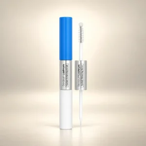 سرم تقویت مژه سپی‌پور Seapuri Lashrum با درپوش آبی، بدنه نقره‌ای و سفید و اپلیکاتور برس‌دار