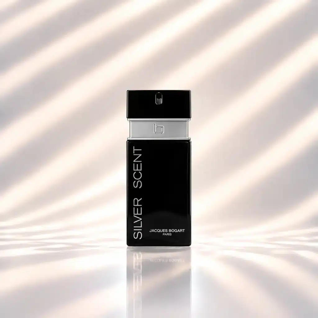 بطری مشکی عطر بوگارت سیلور سنت مردانه Jacques Bogart Silver Scent با قسمت نقره‌ای و نوشته عمودی روی شیشه