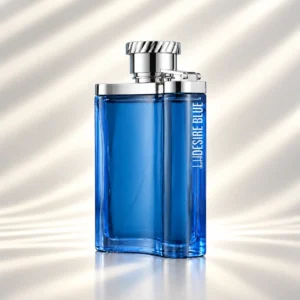 بطری آبی عطر دانهیل دیزایر بلو مردانه با درپوش فلزی نقره‌ای و نوشته Desire Blue