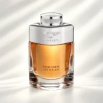 بطری عطر بنتلی فور من اینتنس مردانه با مایع کهربایی، بدنه نقره‌ای و نشان بالدار Bentley