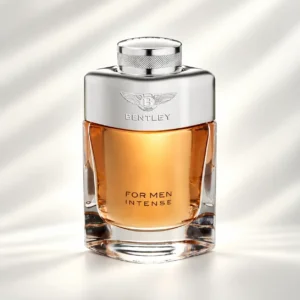 بطری عطر بنتلی فور من اینتنس مردانه با مایع کهربایی، بدنه نقره‌ای و نشان بالدار Bentley